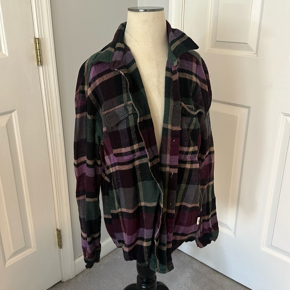This is a Hollister “boyfriend fit” button up flannel in a size small.